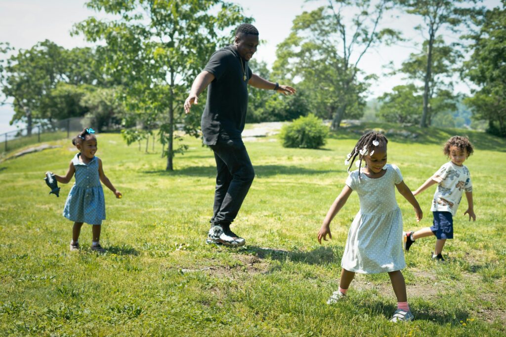 Date ideas, family picnic in the park